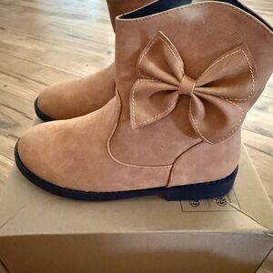 Girls tan boots, size 33
